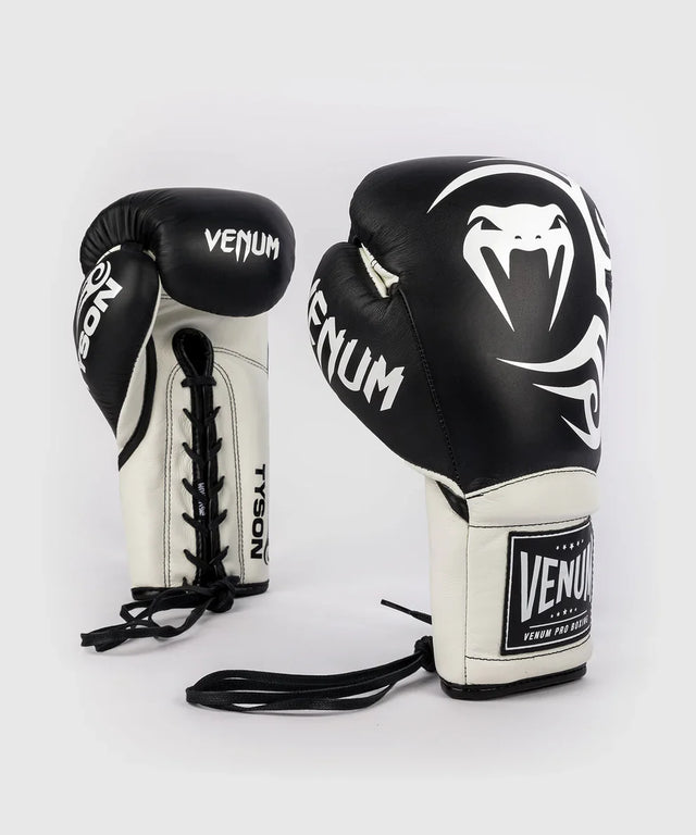 Venum Boxhandschuhe Giant 2.0 Mike Tyson Pro mit Schnürverschluss – Schwarz/Weiss