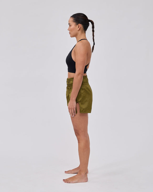 Caged Muay Thai Shorts Classic - Khaki Grün/Schwarz vrouw