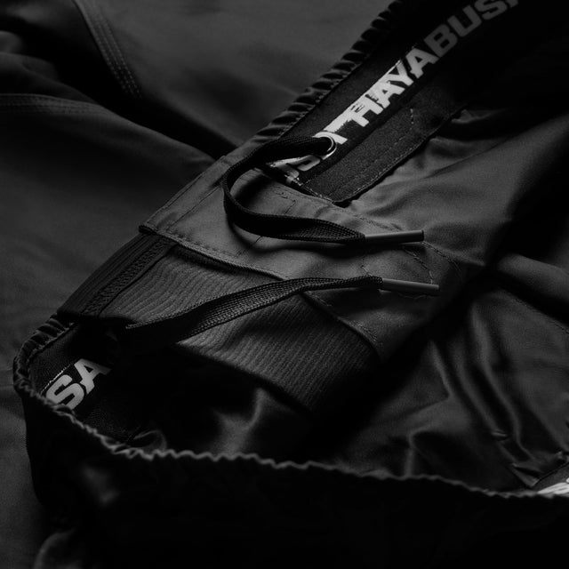Hayabusa MMA-Shorts Apex Mid - Carbon-Schwarz
