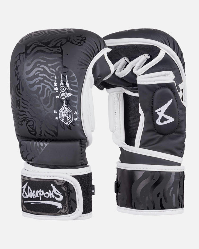 8 WEAPONS MMA-Handschuhe Sak Yant Big Tiger - Schwarz