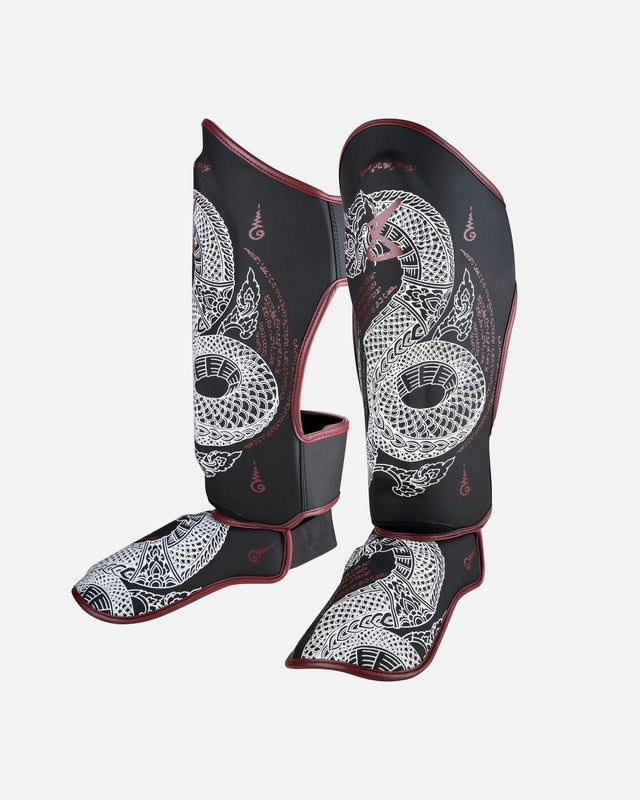 8 WEAPONS Schienbeinschoner Sak Yant Naga - Schwarz/Bordeaux