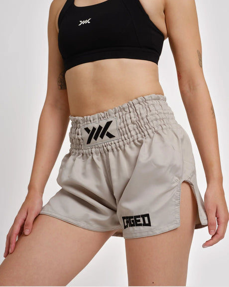 Caged Muay Thai Shorts Classic - Hellgrau/Schwarz vrouw