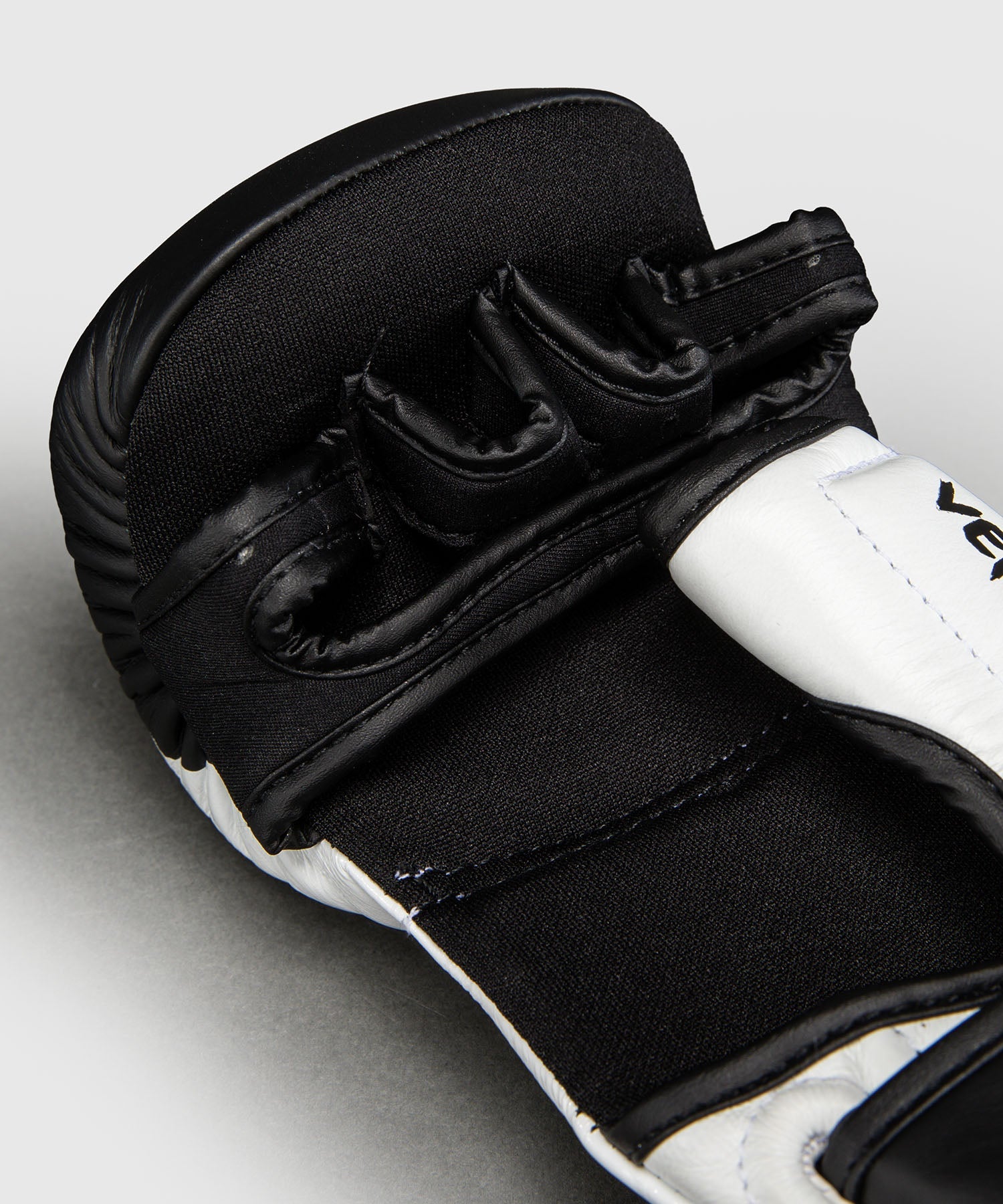 Venum MMA-Handschuhe Attack 2.0 - Schwarz/Weiß