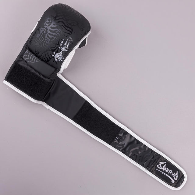 8 WEAPONS MMA-Handschuhe Sak Yant Big Tiger - Schwarz