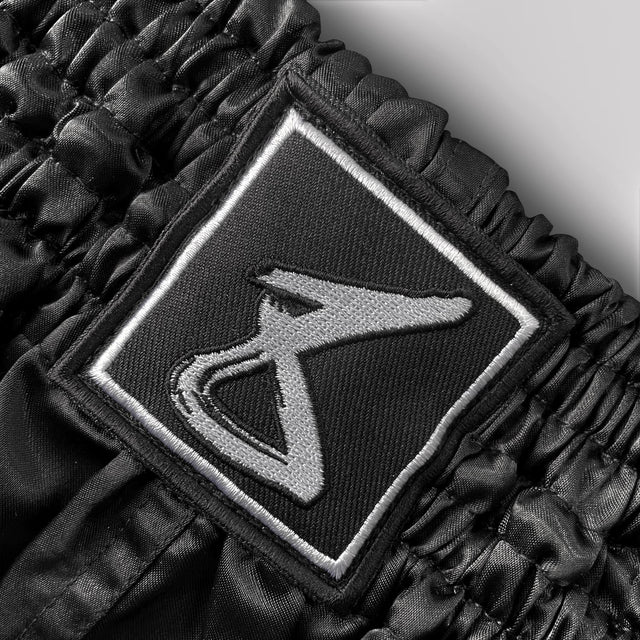 8 WEAPONS Muay-Thai-Shorts Mongkol - Schwarz/Weiß