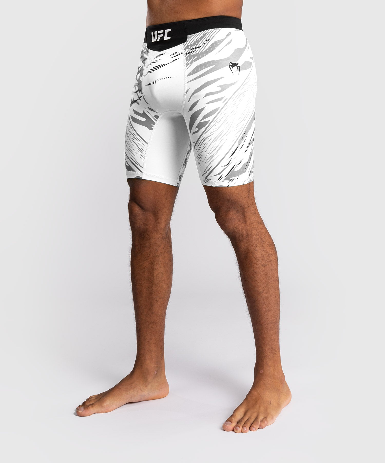 UFC Venum Vale Tudo Fight Night Fusion Shorts – Weiss