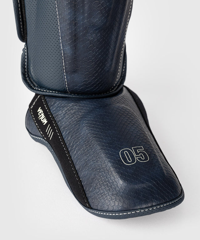 Venum Schienbeinschoner Impact Evo Scales – Nachtblau