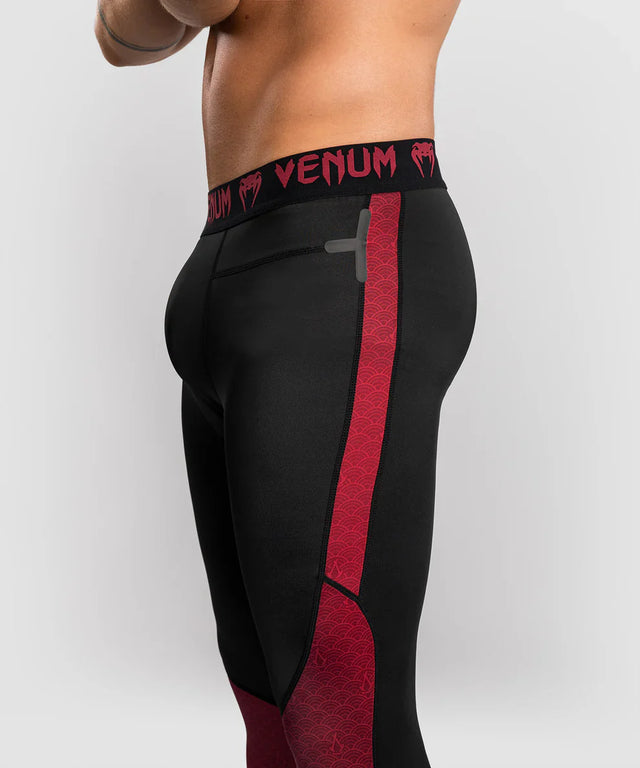 Venum x Assassin's Creed Shadows Spats – Burgunderrot/Schwarz