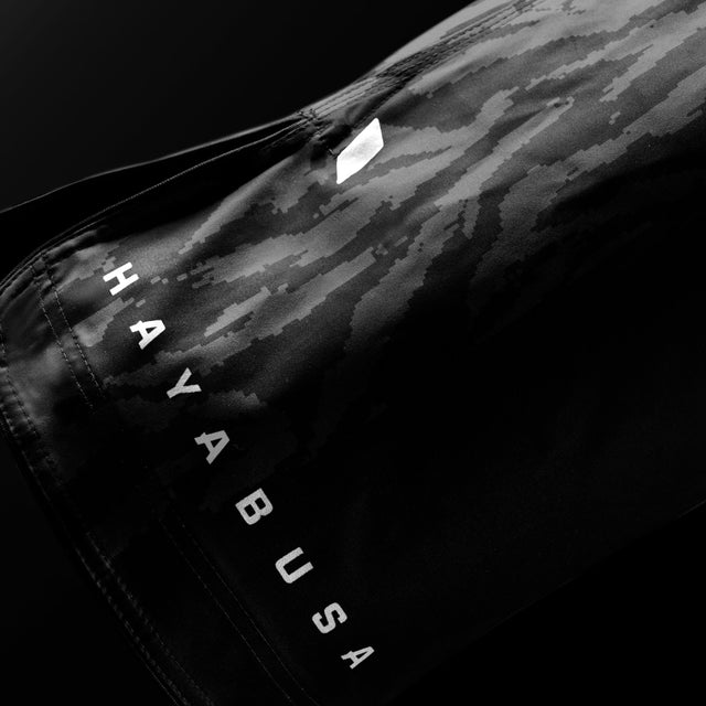 Hayabusa MMA-Shorts Apex Mid - Carbon-Schwarz