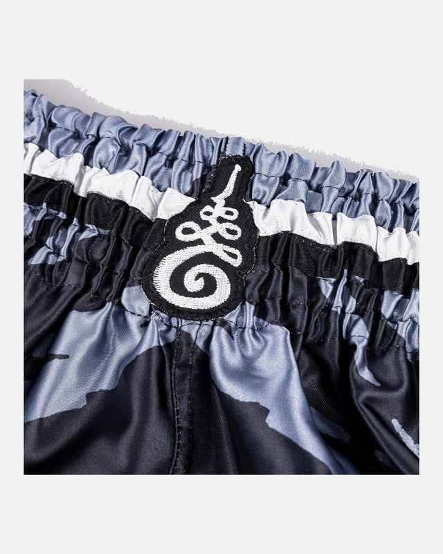 8 WEAPONS Muay Thai Shorts 8 Ways Yant - Schwarz/Silber