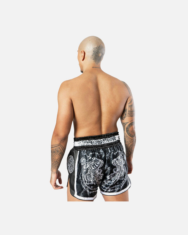 8 WEAPONS Muay-Thai-Shorts Carbon Sak Yant Tigers - Schwarz