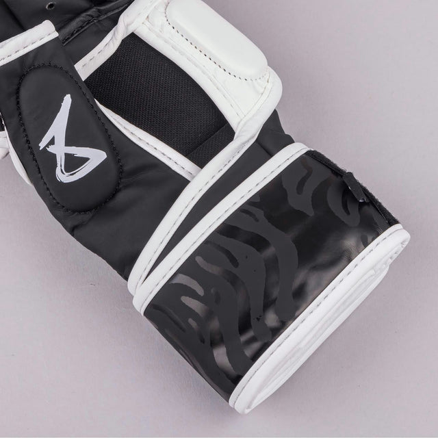 8 WEAPONS MMA-Handschuhe Sak Yant Big Tiger - Schwarz
