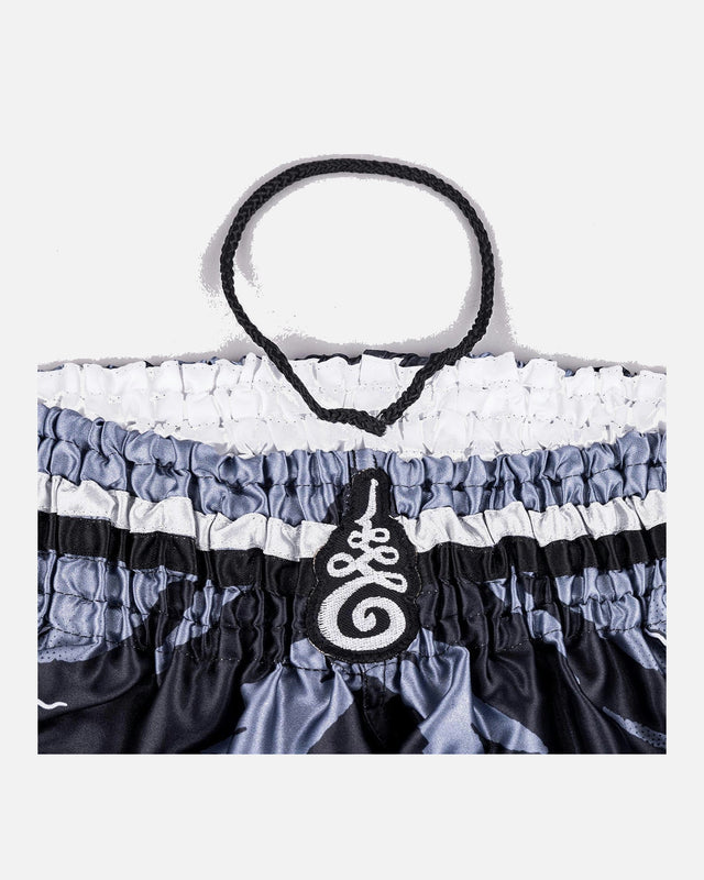 8 WEAPONS Muay Thai Shorts 8 Ways Yant - Schwarz/Silber
