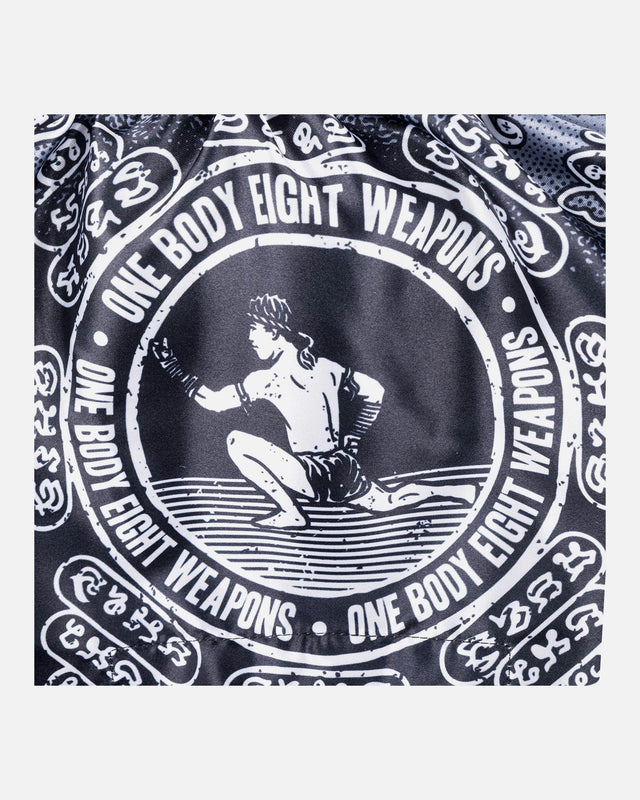 8 WEAPONS Muay Thai Shorts 8 Ways Yant - Schwarz/Silber