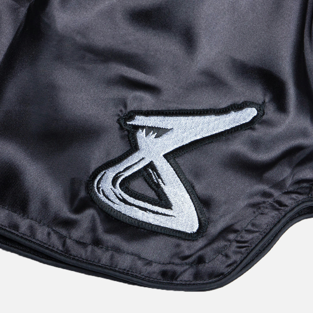 8 WEAPONS Muay Thai Shorts Strike - Schwarz/Weiß