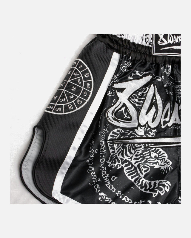 8 WEAPONS Muay-Thai-Shorts Carbon Sak Yant Tigers - Schwarz